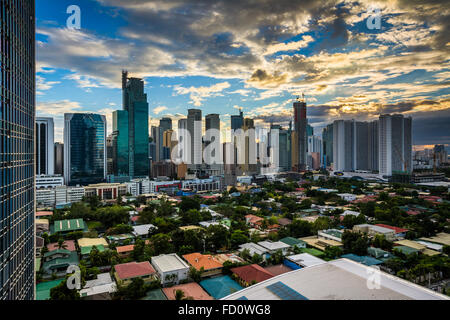 Blick auf die Skyline von Makati bei Sonnenuntergang, in Metro Manila, Philippinen. Stockfoto