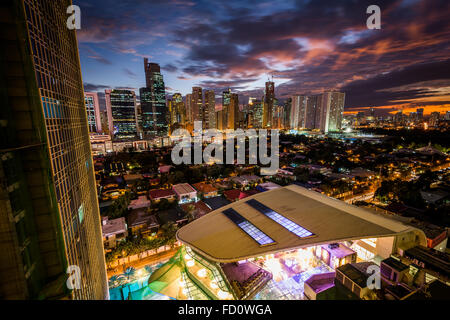 Blick auf die Skyline von Makati bei Sonnenuntergang, in Metro Manila, Philippinen. Stockfoto