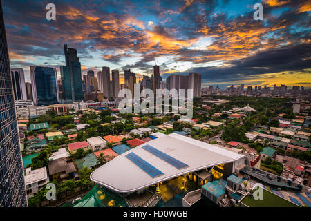 Blick auf die Skyline von Makati bei Sonnenuntergang, in Metro Manila, Philippinen. Stockfoto