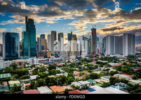 Blick auf die Skyline von Makati bei Sonnenuntergang, in Metro Manila, Philippinen.