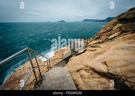 Treppe und felsigen Küste in Tai Tau Chau in Shek O, auf Hong Kong Island, Hongkong. Stockfoto