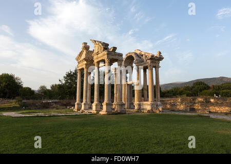 Die monumentalen Tor oder Tetrapylon bei Sonnenuntergang. Aphrodisias, Türkei Stockfoto