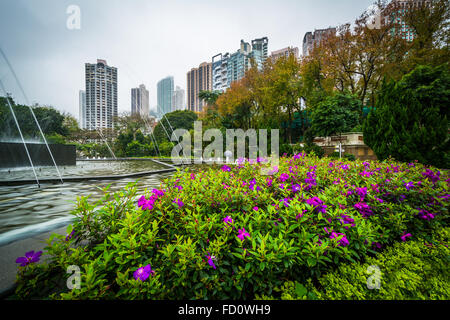 Blumen und Springbrunnen in Hong Kong zoologischen und botanischen Gärten, in Hong Kong, Hong Kong. Stockfoto