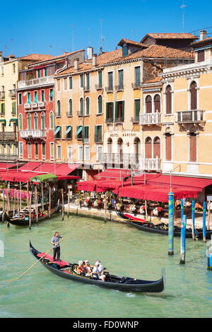 Venedig - Gondel mit Touristen am Canal Grande, Italien, UNESCO Stockfoto