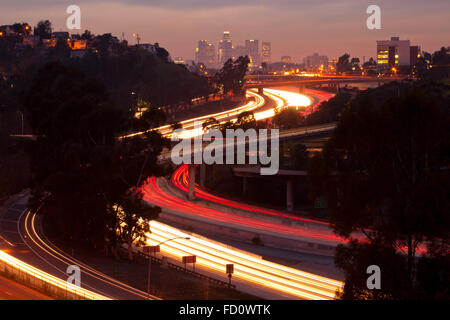 Die 10 und 710 Freeway Austausch aus der Vogelperspektive und in der Ferne die Skyline von Los Angeles gesehen.  Los Angeles, Neff Stockfoto