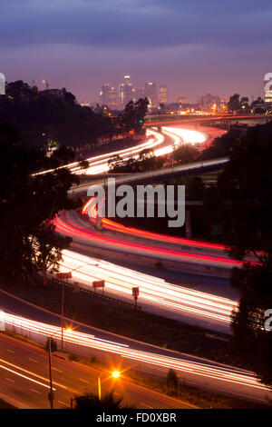 Die 10 und 710 Freeway Austausch aus der Vogelperspektive und in der Ferne die Skyline von Los Angeles gesehen.  Los Angeles, Neff Stockfoto