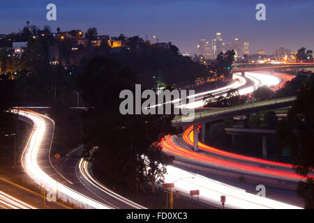 Die 10 und 710 Freeway Austausch aus der Vogelperspektive und in der Ferne die Skyline von Los Angeles gesehen.  Los Angeles, Neff Stockfoto