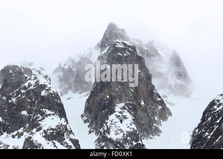 Spitzbergen, Svalbard, Magdalenefjord, Nahaufnahme von schneebedeckten Bergspitzen. Stockfoto