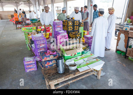 Omanische Männer auf dem Markt in Nakhl, Oman Stockfoto