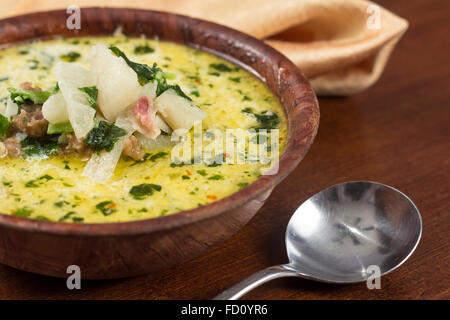 Wurst und Kohl Zuppa Toscana italienische cremige Suppe Stockfoto