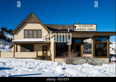 Gemischtwarenladen in Mammoth Hot Springs im Winterschnee. Yellowstone Nationalpark, Wyoming, USA. Stockfoto