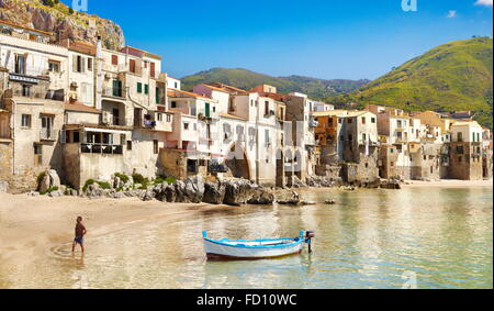 Angelboot/Fischerboot und mittelalterlichen Häusern von Cefalu, Sizilien, Italien Stockfoto