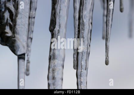 Eiszapfen über einem hellen Hintergrund mit interessanten Formen und Texturen ausgesetzt Stockfoto