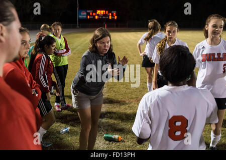 Florida, USA. 27. Januar 2016. Zack Wittman | Times.Bloomingdale Trainer gibt Heather Iverson ihr Team ist eine Pep Talk während der Halbzeit bei regionalen Halbfinale des Mädchens, East Lake High School gegen Bloomingdale High School bei Bloomingdale High School am Dienstagabend, 26. Januar 2016. © Tampa Bay Times / ZUMA Draht/Alamy Live News Stockfoto