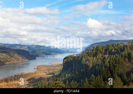 Crown Point Aussichtspunkt mit Blick auf Columbia River Gorge Scenic Area an einem bewölkten Tag mit blauem Himmel in Oregon Stockfoto