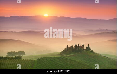 Toskana-Landschaft bei Sonnenaufgang, Val d ' Orcia, Italien Stockfoto