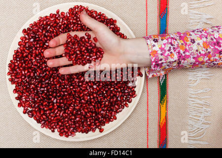 Volle Platte von geschälten Granatapfel Samen Stockfoto