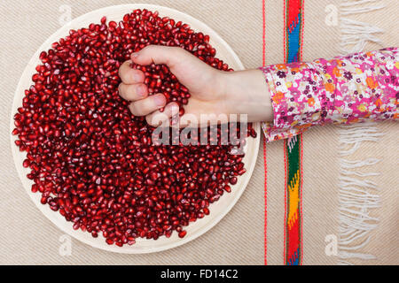 Volle Platte von geschälten Granatapfel Samen Stockfoto