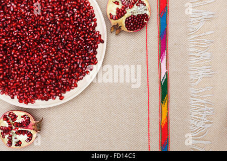 Volle Platte von geschälten Granatapfel Samen gut für eine gesunde und richtige Ernährung Stockfoto