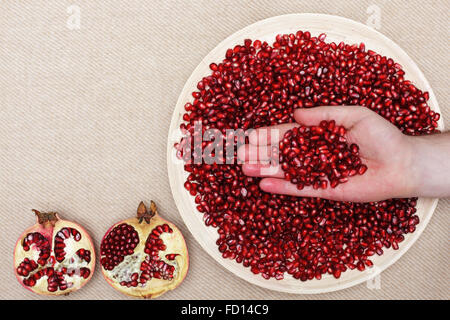 Volle Platte von geschälten Granatapfel Samen Stockfoto