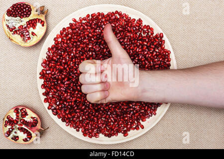 Volle Platte von geschälten Granatapfel Samen Stockfoto