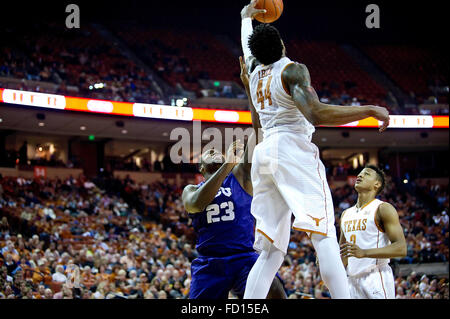 Austin, TX, USA. 26. Januar 2016. Texas Longhorns Prinz Ibeh #44 in Aktion während der NCAA Männer Basketball-Spiel zwischen TCU im Frank Erwin Center in Austin, TX. Mario Cantu/CSM/Alamy Live-Nachrichten Stockfoto