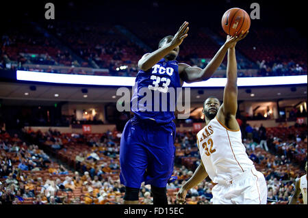 Austin, TX, USA. 26. Januar 2016. Texas Longhorns Shaquille Cleare #32 in Aktion während der NCAA Männer Basketball-Spiel zwischen TCU im Frank Erwin Center in Austin, TX. Mario Cantu/CSM/Alamy Live-Nachrichten Stockfoto