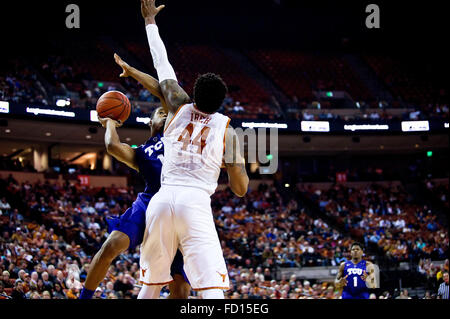 Austin, TX, USA. 26. Januar 2016. Texas Longhorns Prinz Ibeh #44 in Aktion während der NCAA Männer Basketball-Spiel zwischen TCU im Frank Erwin Center in Austin, TX. Mario Cantu/CSM/Alamy Live-Nachrichten Stockfoto