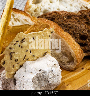 Verschiedene Arten von Brot mit Kümmel und Salz. Alten Stil Stockfoto