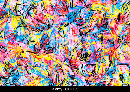 Bunte Gummiband gelegt auf weißem Hintergrund Stockfoto