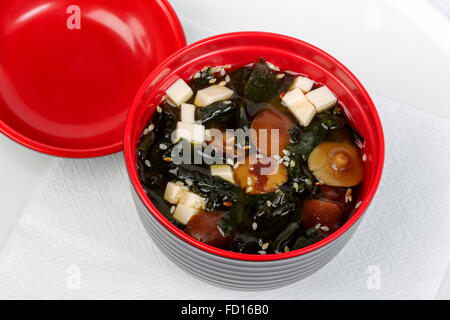 Pilzsuppe mit Kartoffeln und Reis in eine leuchtend rote Tasse Stockfoto