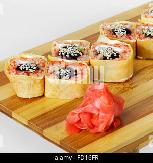 Maki Sushi mit Lachs, roter Kaviar. Selektiven Fokus Stockfoto