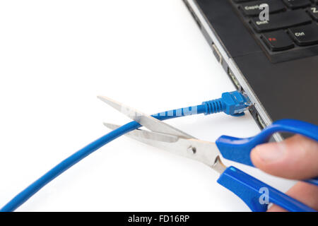 Schneiden ein Netzwerkkabel an einen Laptop angeschlossen Stockfoto