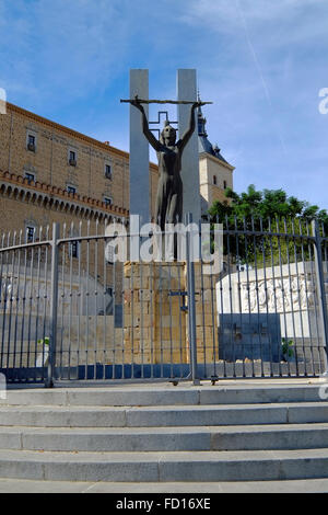 Hängende Statue Museum Ejercito El Alcazar Toledo Spanien ES Stockfoto