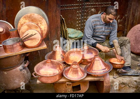 Messing-Arbeiter am Seffarine Square, Fes Medina, Marokko, Afrika Stockfoto