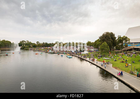 Adelaide, Australien - 26. Januar 2016: Australia Day Feier in Elder Park mit vielen Menschen verschiedener Nationalitäten. Stockfoto