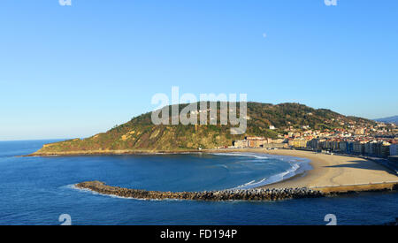 Blick über Zurriola Strand von Urgull Hügel in San Sebastian, Baskenland, Spanien gesehen. Stockfoto