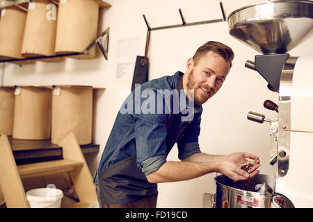Kaffee-Experten prüfen frisch geröstete Kaffeebohnen in modernen ma Stockfoto