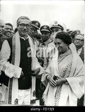 1972 - Bangladesch Premier in Calcutta.: Foto zeigt Bangladesch Premierminister Mujibur Rahman mit Indiens Premierminister Frau Indira Gandhi, der wurde am Flughafen von Dum Dum, Kalkutta, als er dort vor kurzem ankam abgebildet. © Keystone Bilder USA/ZUMAPRESS.com/Alamy Live-Nachrichten Stockfoto