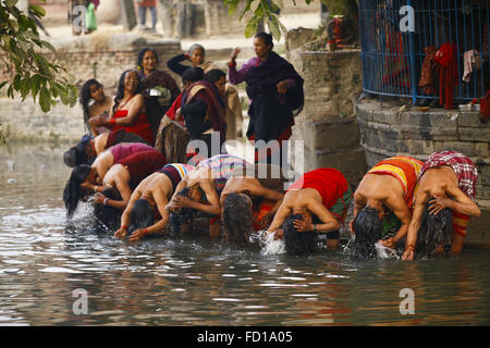 Bhaktapur, Nepal. 27. Januar 2016. Nepalesische hinduistischen Gläubigen Baden Heilige im heiligen Fluss Hanumante während des vierten Tages der Madhav Narayan Festival in Bhaktapur, Nepal, 27. Januar 2016. Madhav Narayan-Festival ist ein Monat lang religiösen Fasten, Heilige Baden und die Studie des Swasthani Buches gewidmet. Hunderte von Anhängern begann ihre monatelange schnell für besseres Leben und Frieden im Land und die Ruhe für die verstorbenen Seelen, die bei der letztjährigen Erdbeben ums Leben gekommen. Bildnachweis: Pratap Thapa/Xinhua/Alamy Live-Nachrichten Stockfoto