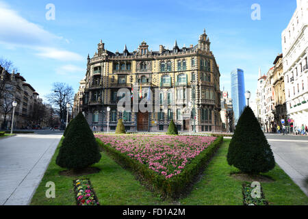 Das schöne Subdelegacion Del Gobierno Gebäude mit modernen Iberdola Tower im Hintergrund. Stockfoto
