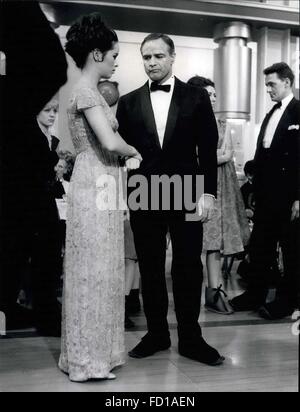 1967 - shall We Dance?: Marlon Brando, Stern von '' The Countess von Hong Kong'' am Set im Pinienwald mit Geraldine Chaplin. © Keystone Bilder USA/ZUMAPRESS.com/Alamy Live-Nachrichten Stockfoto