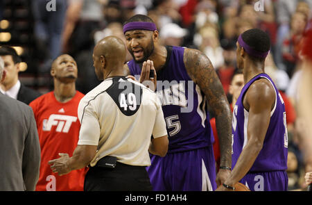 Portland, Oregon, USA. 26. Januar 2016. 26. Januar 2016 - beschwert sich die Schiedsrichter DEMARCUS COUSINS (15). Die Portland Trailblazers veranstaltete die Sacramento Kings am Moda Center on Januar 26, 2016. Foto von David Blair Credit: David Blair/ZUMA Draht/Alamy Live-Nachrichten Stockfoto