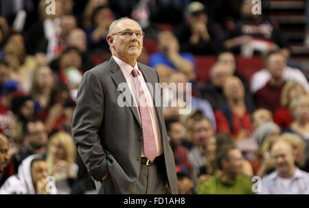 Portland, Oregon, USA. 26. Januar 2016. GEORGE KARL blickt auf. Die Portland Trailblazers veranstaltete die Sacramento Kings am Moda Center on Januar 26, 2016. 26. Januar 2016. Foto von David Blair Credit: David Blair/ZUMA Draht/Alamy Live-Nachrichten Stockfoto