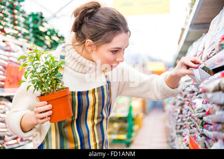 Nahaufnahme der nachdenkliche junge Frau Gärtner im Garten Store einkaufen Stockfoto