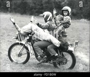 1976 - Bike Stunts stehen zwei Kidds Zeug; Eddie Kidd aufpassen, du hast einen Rivalen. Wenn kleine Roystor Pegg seinen Helm und Trainingsanzug erscheint er jeder Zoll ein Motorrad-Stunt-Ass auf zwei Jahre alt! Royston ist ein stolzes Mitglied des Geistes von Großbritannien Motorrad Display Team trainiert und von seiner Mutter Shirley Pegg von Dunstable geführt. Jetzt Royston, der zwei Jahre und zwei Monate um genau zu sein, gerade deliverry, der seine gewonnenen versiegelt Italjet Maschine mit Stabilisatoren ausgestattet, bis er zu gehen gewöhnt hat genommen '' Solo ", inzwischen ist er ein wichtiges Mitglied des Display-Teams, ausgedörrte h Reiten Stockfoto