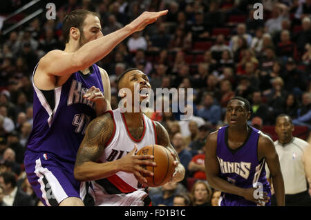 Portland, Oregon, USA. 26. Januar 2016. 26. Januar 2016 - DAMIAN LILLARD (0) Laufwerke auf den Reifen. Die Portland Trailblazers veranstaltete die Sacramento Kings am Moda Center on Januar 26, 2016. Foto von David Blair Credit: David Blair/ZUMA Draht/Alamy Live-Nachrichten Stockfoto