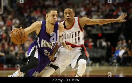 Portland, Oregon, USA. 26. Januar 2016. 26. Januar 2016 - SETH CURRY (30) Laufwerke auf den Reifen. Die Portland Trailblazers veranstaltete die Sacramento Kings am Moda Center on Januar 26, 2016. Foto von David Blair Credit: David Blair/ZUMA Draht/Alamy Live-Nachrichten Stockfoto