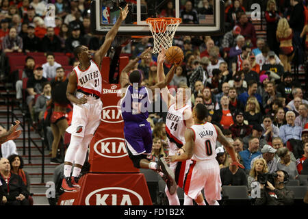 Portland, Oregon, USA. 26. Januar 2016. 26. Januar 2016 - RAJON RONDO (9) Laufwerke auf den Reifen. Die Portland Trailblazers veranstaltete die Sacramento Kings am Moda Center on Januar 26, 2016. Foto von David Blair Credit: David Blair/ZUMA Draht/Alamy Live-Nachrichten Stockfoto