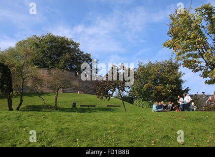 Menschen Sie wählen Sie nicking auf Schloß Hill Park, eine mittelalterliche 11. Jahrhundert Festung in der Altstadt von Leiden, Niederlande Stockfoto